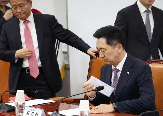 국민의힘 김기현 대표와 윤재옥 원내대표가 19일 국회에서 열린 최고위원회의에 입장하고 있다. ⓒ연합뉴스