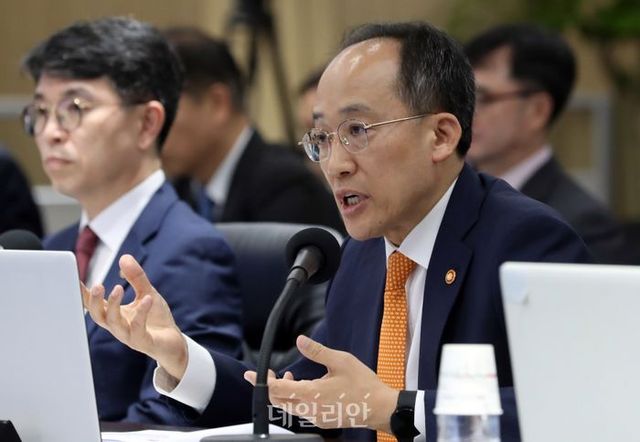 19일 세종시 정부세종청사에서 열린 국회 기획재정위원회의 기획재정부에 대한 국정감사에서 추경호 경제부총리 겸 기재부 장관이 위원 질의에 답변하고 있다. ⓒ뉴시스