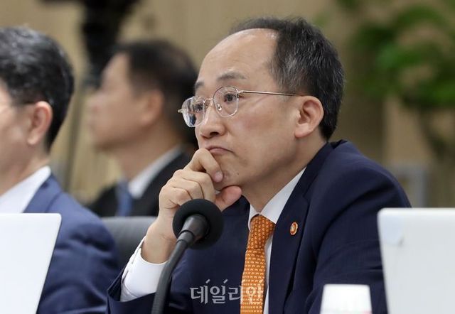 19일 세종시 정부세종청사에서 열린 국회 기획재정위원회의 기획재정부에 대한 국정감사에서 추경호 경제부총리 겸 기재부 장관이 위원 질의를 진지한 표정으로 듣고 있다. ⓒ