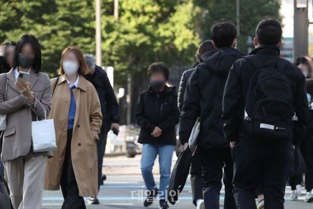 서울 종로구 광화문 일대에서 시민들이 두꺼운 외투를 입고 출근하고 있다. ⓒ데일리안DB