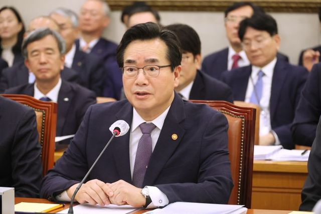 정황근 농림축산식품부 장관이 23일 국회 농림축산식품해양수산위원회에서 열린 농림축산식품부 및 소관기관 종합감사에서 의원 질의에 답변하고 있다. ⓒ연합뉴스