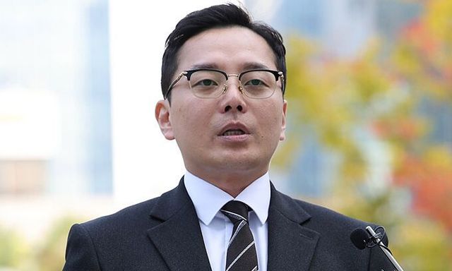 더불어민주당 이재명 대표의 경기도지사 재직 시절 배우자 법인카드 유용 의혹을 제보한 조명현씨가 23일 참고인 조사를 위해 경기 수원지검으로 출석하던 중 취재진의 질문에 답하고 있다.ⓒ연합뉴스