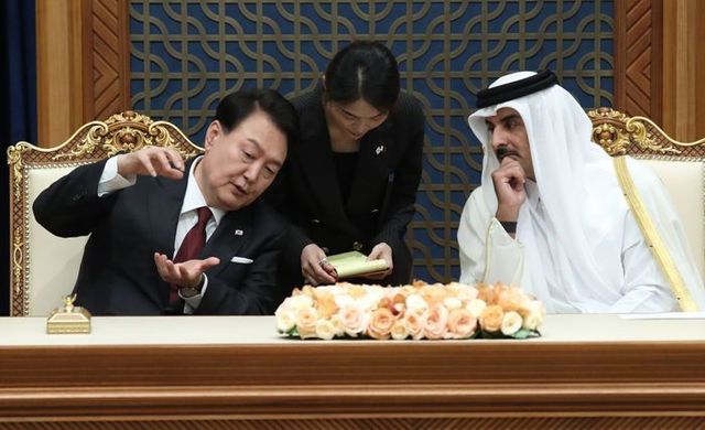 카타르를 국빈 방문 중인 윤석열 대통령이 25일(현지시간) 도하 아미리 디완 왕궁에서 열린 한-카타르 MOU 서명식을 마친 뒤 타밈 빈 하마드 알 싸니 국왕과 대화하고 있다. (공동취재) ⓒ뉴시스