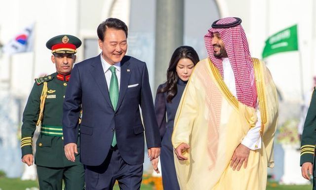 사우디아라비아를 국빈 방문 중인 윤석열 대통령이 22일(현지시간) 리야드 야마마궁 정원에서 열린 공식환영식에서 무함마드 빈 살만 빈 압둘아지즈 알 사우드 왕세자 겸 총리와 함께 이동하고 있다. (공동취재) ⓒ뉴시스