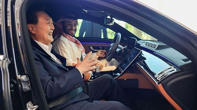 사우디아라비아를 국빈 방문 중인 윤석열 대통령이 24일(현지시간) 리야드 영빈관에서 모하메드 빈 살만 왕세자와 환담을 마친 뒤 미래투자 이니셔티브 포럼(FII) 행사장으로 향하는 차량에 탑승하고 있다. (공동취재) ⓒ뉴시스