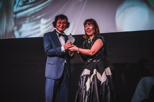 정지영 감독(왼쪽)이 런던아시아영화제(위원장 전혜정, 오른쪽) 측으로부터 ‘평생공로상’을 받고 있다. ⓒ런던아시아영화제 제공