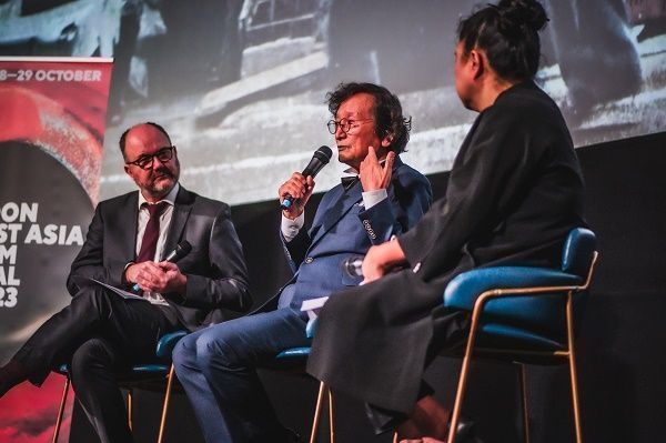 정지영 감독(가운데)이 제8회 런던아시아영화제에서 관객과의 대화 시간을 갖고 있다. ⓒ런던아시아영화제 제공