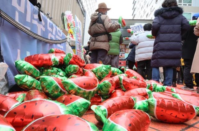 더불어수박깨기운동본부 관계자들이 3월 3일 오후 서울 여의도 민주당사 앞에서 비명계 의원들을 규탄하는 집회를 열고 있다. ⓒ연합뉴스