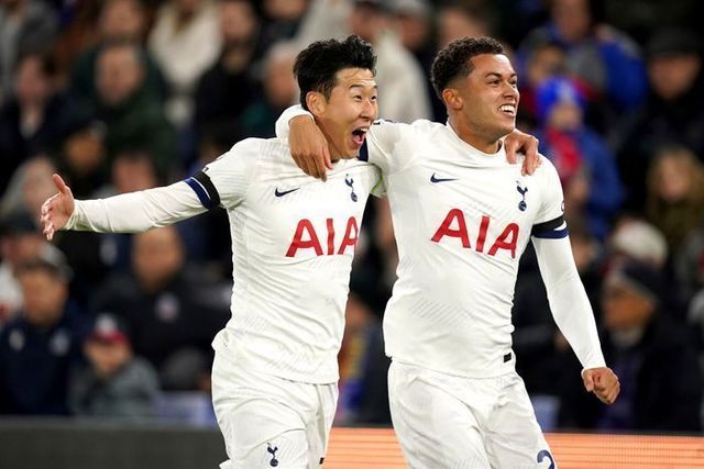 손흥민이 팰리스 상대로 득점에 성공한 뒤 브레넌 존슨과 기쁨을 나누고 있다. ⓒ AP=뉴시스