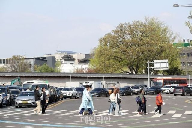 시민들이 횡단보도를 건너는 모습.ⓒ데일리안DB