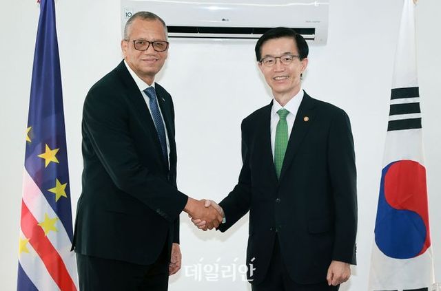 방문규 산업통상자원부 장관이 29일(현지시각) 아프리카 카보베르데 산업통상에너지부 장관 집무실에서 알렉산드레 디아스 몬테이로(Alexandre Dias MONTEIRO) 카보베르데 산업통상에너지부 장관과 기념촬영을 하고 있다.ⓒ뉴시스