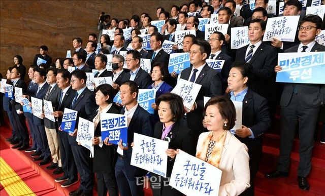홍익표 더불어민주당 원내대표를 비롯한 의원들이 10월 31일 국회 로텐더홀에서 윤석열 대통령의 내년도 예산안 관련 시설연설을 앞두고 피켓 시위를 하고 있다. ⓒ데일리안 홍금표 기자