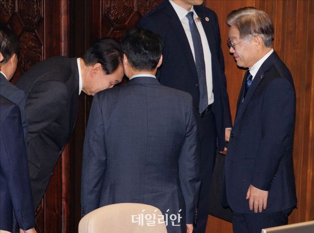 윤석열 대통령이 31일 오전 국회에서 내년도 정부 예산안에 대한 시정연설을 마치고 본회의장을 나서며 이재명 더불어민주당 대표(오른쪽)에게 고개 숙여 정중히 인사하고 있다. ⓒ데일리안 홍금표 기자