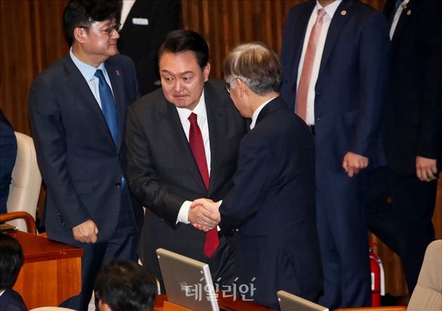 윤석열 대통령이 31일 국회 본회의장에서 열린 내년도 정부 예산안에 대한 시정연설을 위해 입장하며 더불어민주당 이재명 대표와 인사를 나누고 있다. ⓒ데일리안 홍금표 기자