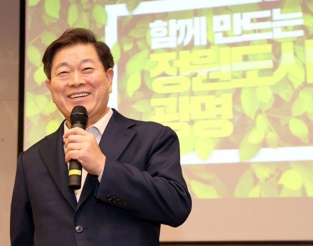 박승원 광명시장이 제11회 경기정원문화박람회를 설명하고 있다.ⓒ광명시 제공