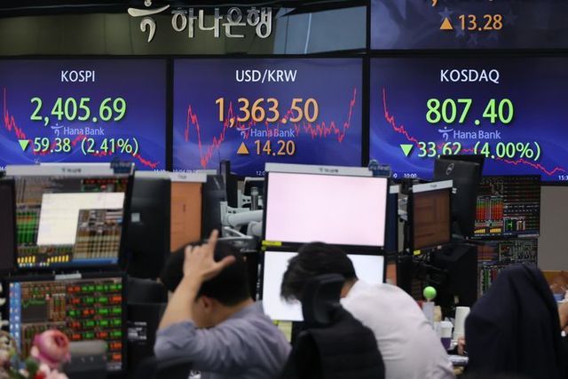 4일 오후 서울 중구 하나은행 딜링룸 전광판에 코스피·코스닥지수 종가와 원·달러 환율이 표시돼 있다. ⓒ연합뉴스