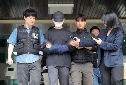 마약류관리법 위반(향정) 혐의를 받는 문모(35)씨가 지난달 21일 서울 용산구 용산경찰서에서 서울서부지검으로 압송되고 있다.ⓒ뉴시스