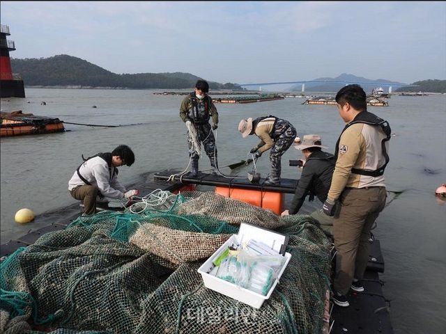 양식장 퇴적환경 조사 모습. ⓒ국립공원공단