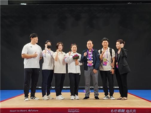 값진 동메달의 주인공 김수현(가운데), 동메달을 목에 걸고 기뻐하고 있는 역도 선수 출신의 대한역도연맹 최성용 회장(오른쪽에서 세 번째). ⓒ 대한역도연맹