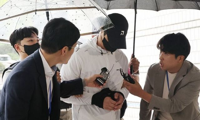 주차 시비 중 상대방을 흉기로 위협한 혐의로 체포된 홍모씨가 지난달 13일 오후 구속 전 피의자 심문(영장심사)을 받기 위해 서울중앙지법 법정으로 들어가고 있다.ⓒ연합뉴스