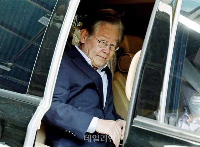 이재명 더불어민주당 대표가 6일 오전 서울 중랑구 녹색병원에서 대장동 특혜 의혹 사건 관련 첫 공판에 출석하기 위해 병원을 나서고 있다. ⓒ데일리안 홍금표 기자