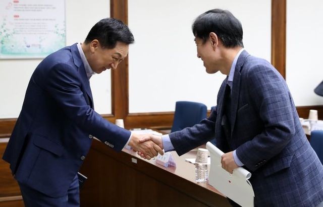 김기현 국민의힘 대표와 하태경 의원이 지난 8월 11일 오전 서울 여의도 국회에서 열린 