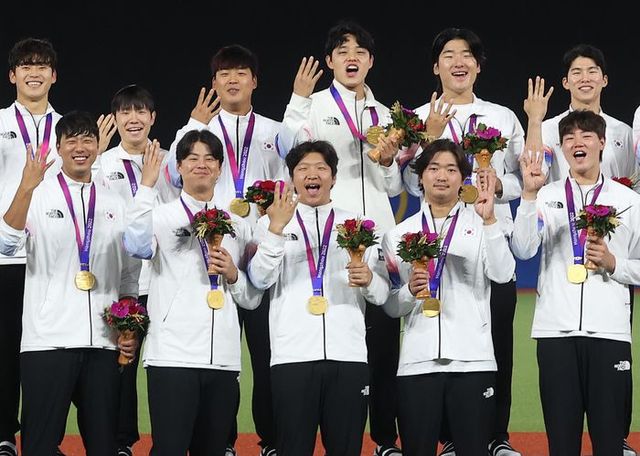 7일 오후 중국 저장성 사오싱시 야구·소프트볼 스포츠센터 1구장에서 열린 2022 항저우 아시안게임 대만과 결승전에서 승리하며 아시안게임 4연패를 달성한 한국 야구 대표팀이 손가락 네 개를 펴 보이며 기념촬영 하고 있다. ⓒ 뉴시스
