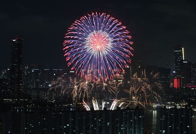 8일 오후 서울 영등포구 여의도한강공원에서 열린 한화와 함께하는 서울세계불꽃축제 2022에서 화려한 불꽃이 가을 밤을 수놓고 있다.ⓒ뉴시스