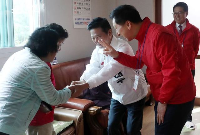 김기현 국민의힘 당 대표와 김태우 강서구청장 후보가 6일 오전 서울 강서구 화곡푸르지오아파트 경로당에서 열린 