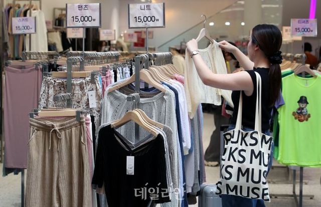 서울 중구 명동 거리 한 의류매장에서 시민이 옷을 고르고 있다. ⓒ뉴시스