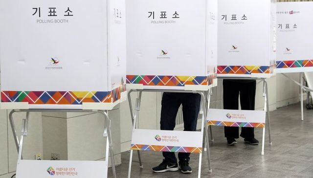 10·11 강서구청장 보궐선거 사전투표가 시작된 6일 오전 서울 강서구청 대회의실에 마련된 화곡 제6동 사전투표소에서 유권자가 기표를 하고 있다. ⓒ뉴시스