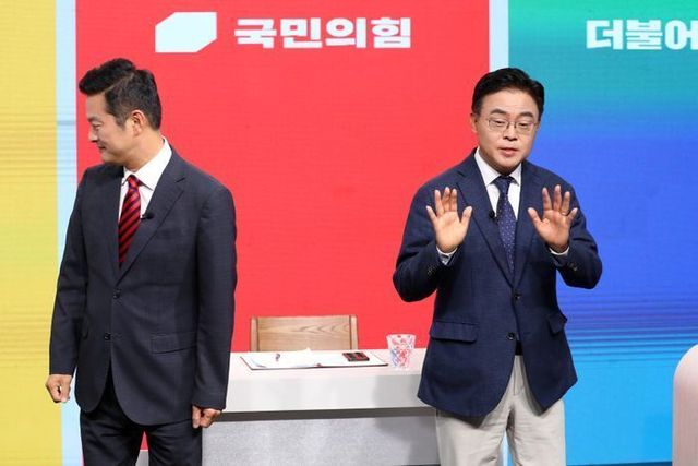 진교훈 더불어민주당(오른쪽), 김태우 국민의힘 강서구청장 보궐선거 후보자가 지난 2일 서울 강서구 SK브로드밴드 스튜디오에서 열린 강서구청장 보궐선거 후보자 토론회에 참석해 기념촬영을 마친 뒤 자리로 돌아가고 있다. ⓒ뉴시스