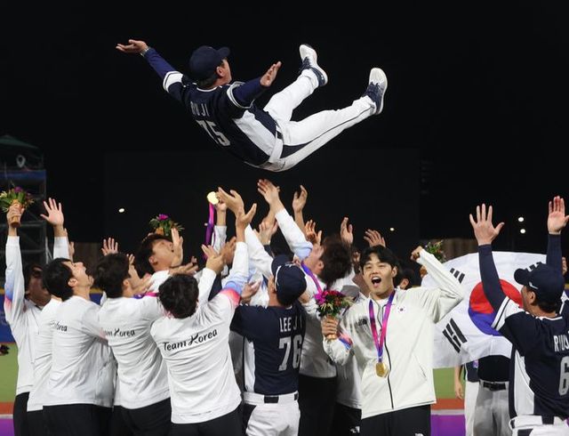 7일 중국 사오싱 야구장 1구장에서 열린 2022 항저우 아시안게임 남자 야구 시상식에서 금메달을 목에 걸며 아시안게임 4연패를 달성한 한국 야구 대표팀이 류중일 감독을 헹가레 하고 있다. ⓒ 뉴시스