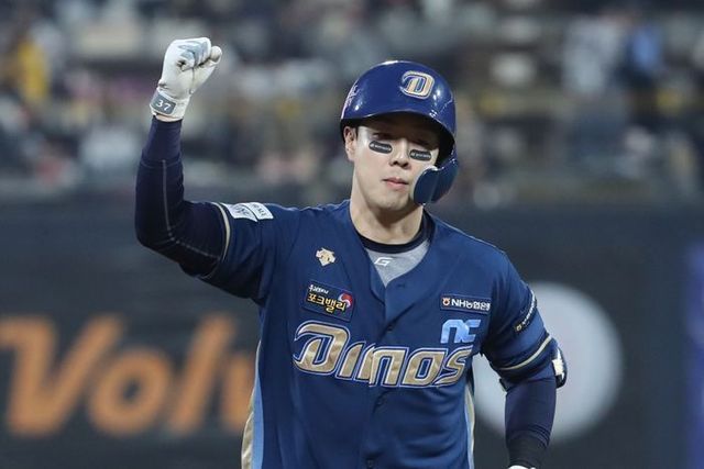 31일 수원 kt위즈파크에서 열린 2023 프로야구 플레이오프 NC 다이노스와 kt 위즈의 2차전 1회 초 1사 주자 1루 상황서 NC 박건우가 2점 홈런을 친 뒤 그라운드를 돌고 있다. ⓒ 뉴시스