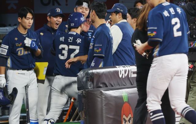 31일 수원 kt위즈파크에서 열린 2023 프로야구 플레이오프 NC 다이노스와 kt 위즈의 2차전 1회 초 1사 주자 1루 상황서 NC 박건우가 투런포로 득점 후 동료들과 기뻐하고 있다. ⓒ 뉴시스