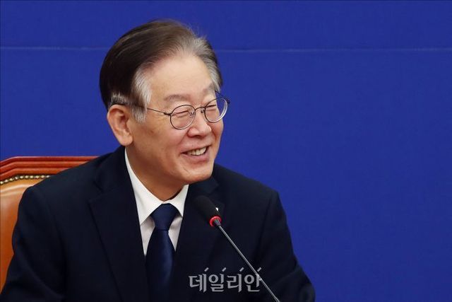 단식 이후 치료를 마치고 당무에 복귀한 이재명 더불어민주당 대표가 지난달 23일 국회에서 열린 민주당 최고위원회의 시작 전 환하게 웃고 있다. ⓒ데일리안 홍금표 기자