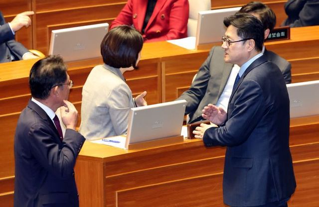 홍익표 더불어민주당 원내대표가 지난 9일 오후 국회에서 열린 본회의에서 야당 의원들에게 여당의 필리버스터 전격 철회를 알리고 있다. ⓒ뉴시스