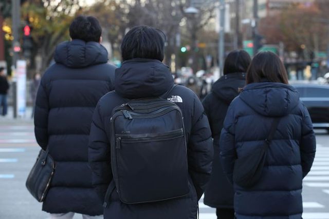 서울 종로구 광화문광장에서 시민들이 두꺼운 외투를 입고 출근을 하고 있다. ⓒ데일리안