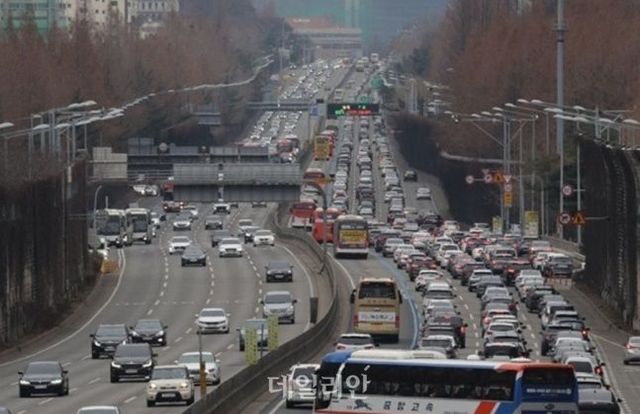 경부고속도로 서울 잠원IC부근 하행선에 차들이 줄지어 늘어서 있다. ⓒ연합뉴스