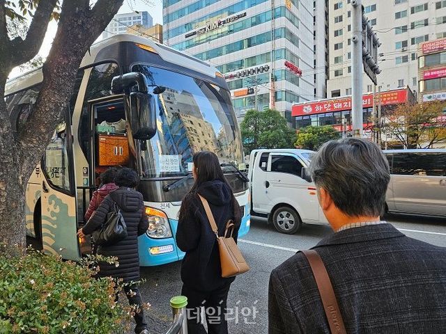 부산항만공사가 부산항 신항 근로자를 위해 운영하는 무료 셔틀버스 모습. ⓒ부산항만공사