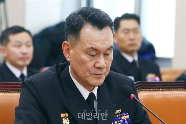 김명수 합참의장 후보자가 15일 오전 서울 여의도 국회에서 열린 합동참모의장 후보자 인사청문회에서 생각에 잠겨 있다. ⓒ데일리안 홍금표 기자