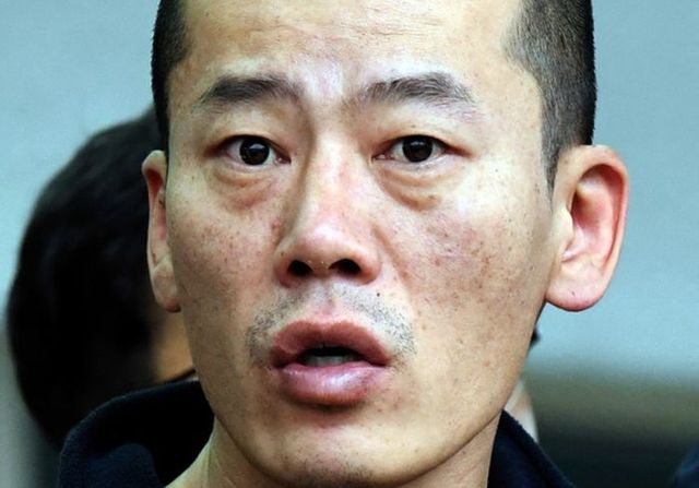 안인득이 지난 2019년 4월19일 경남 진주경찰서 유치장에서 나와 병원으로 이동하는 모습.ⓒ뉴시스