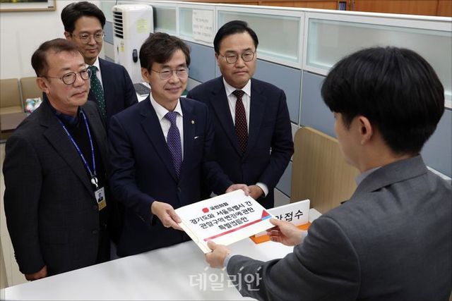 조경태 국민의힘 뉴시티 프로젝트 특별위원회 위원장이 16일 오후 서울 여의도 국회 의안과에서 경기도와 서울특별시 간 관할구역 변경에 관한 특별법률안을 제출하고 있다. ⓒ데일리안 홍금표 기자