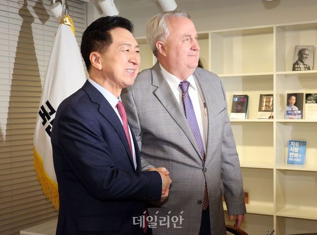 김기현 국민의힘 대표(왼쪽)와 인요한 혁신위원장이 17일 오전 서울 여의도 당사에서 면담을 앞두고 악수를 하고 있다. ⓒ데일리안 홍금표 기자