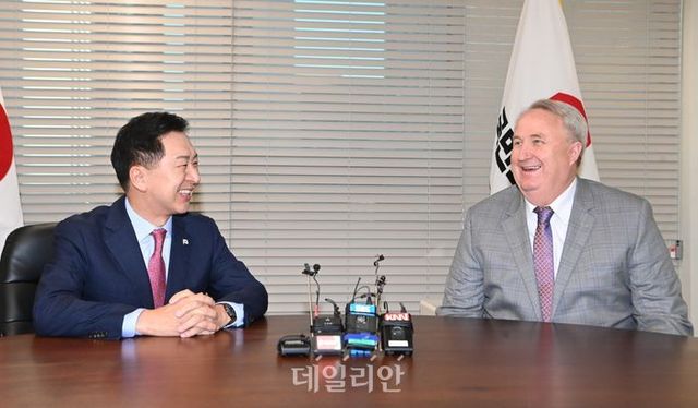 김기현 국민의힘 대표(왼쪽)와 인요한 혁신위원장이 17일 오전 서울 여의도 당사에서 면담을 하고 있다. ⓒ데일리안 홍금표 기자