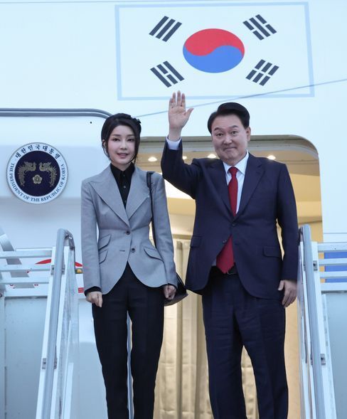 아시아태평양경제협력체(APEC) 정상회의 일정을 마친 윤석열 대통령과 김건희 여사가 17일(현지시간) 미국 샌프란시스코 공항에서 공군1호기 편으로 귀국하기 전 인사하고 있다. ⓒ연합뉴스