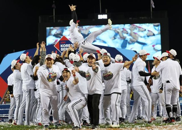 한국시리즈 우승을 차지한 LG 선수들이 기뻐하고 있다. ⓒ 뉴시스
