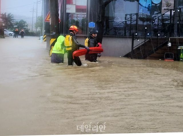 지난 8월 10일 오후 강원 강릉시 경포 진안상가 일대가 침수되는 피해가 발생해 소방당국이 대피작업 등을 벌이고 있다. ⓒ연합뉴스
