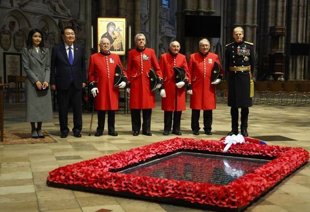 영국을 국빈 방문 중인 윤석열 대통령과 부인 김건희 여사가 21일(현지시간) 런던 웨스트민스터 사원을 찾아 무명 용사의 묘에 헌화한 뒤 한국전 참전용사들과 기념촬영하고 있다. ⓒ뉴시스