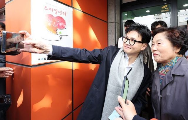 한동훈 법무부 장관이 17일 대구 수성구 스마일센터를 방문해 시민들과 셀카를 찍고 있다. ⓒ뉴시스